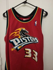 Grant Hill Detroit Pistons 1999-00 Mitchell & Ness Swingman Jersey Maroon Gr. XXL - Bild 1 von 21