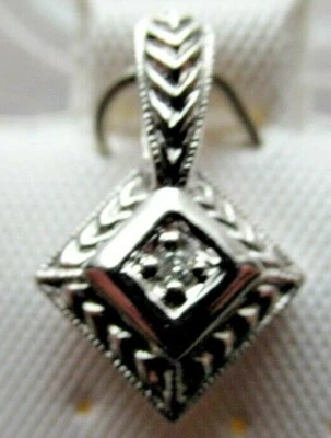 Dije colgante con acento de diamantes blancos 14k Foto 1 de 2