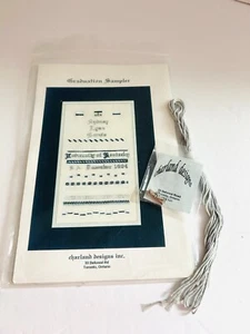 Charland Designs Banda de Graduación Muestreador Punto de Cruz Patrón Hilo Dije 1996 - Imagen 1 de 4