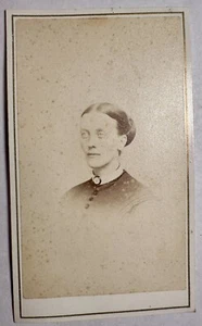 CDV Hillsboro Bridge 1860-1870, mujer mayor con broche NH - Imagen 1 de 2