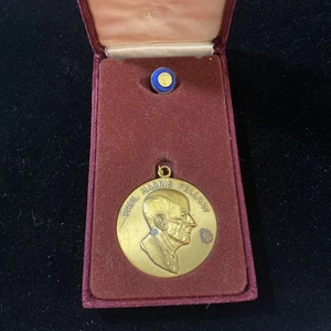 Paul Harris Fellow Rotary International Medal in Orig Velvet Case With Pin - Picture 1 of 6