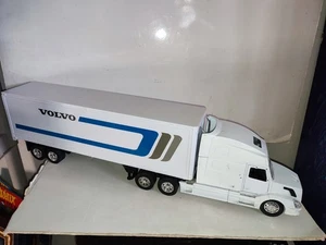 NEW RAY - CAMION VOLVO VN-780 SEMI REMORQUE   - 1/32 - - Imagen 1 de 9