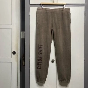taylor swift damen eras tour sweat hose xl braun spell out - Bild 1 von 5