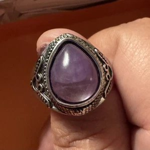 Silberfarbener Ring mit einer lavendelfarbenen Marquise-förmigen Mitte - Bild 1 von 4