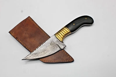 CUCHILLO DESOLLADOR DE ACERO DAMASCO HECHO A MANO MADERA DE NOGAL Y MANGO DE LATÓN CAZA CAMPING Foto 1 de 4