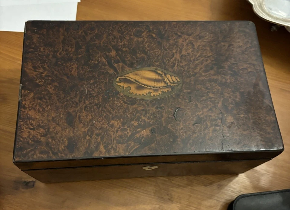 Antigua caja de costura con incrustaciones Burl caja de baratijas carrito de té de madera de burlón Foto 1 de 4