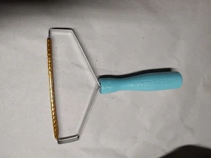 Uproot Cleaner Pro Tierhaar- & Fusselentferner - wiederverwendbares Werkzeug für Teppiche, Teppiche, Matten - Bild 1 von 4