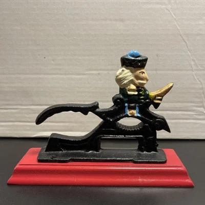 Reproducción pintada a mano utensilios de cocina cascanueces de hierro fundido sobre base de madera 🔥 Foto 1 de 4