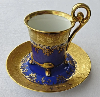 Prunk- Mokkatasse JKW Carlsbad blau Ätzgold mit Figuren Sammeltasse Josef Kuba  - Bild 1 von 4