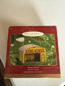 2001 Hallmark Andenken Flugschule Flugzeug Hangar Blech Weihnachtsschmuck! - Bild 1 von 13