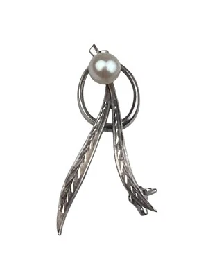 Винтажная маленькая брошь из чистого серебра с двумя листьями культивированного жемчуга Mikimoto - Изображение 1 из 4