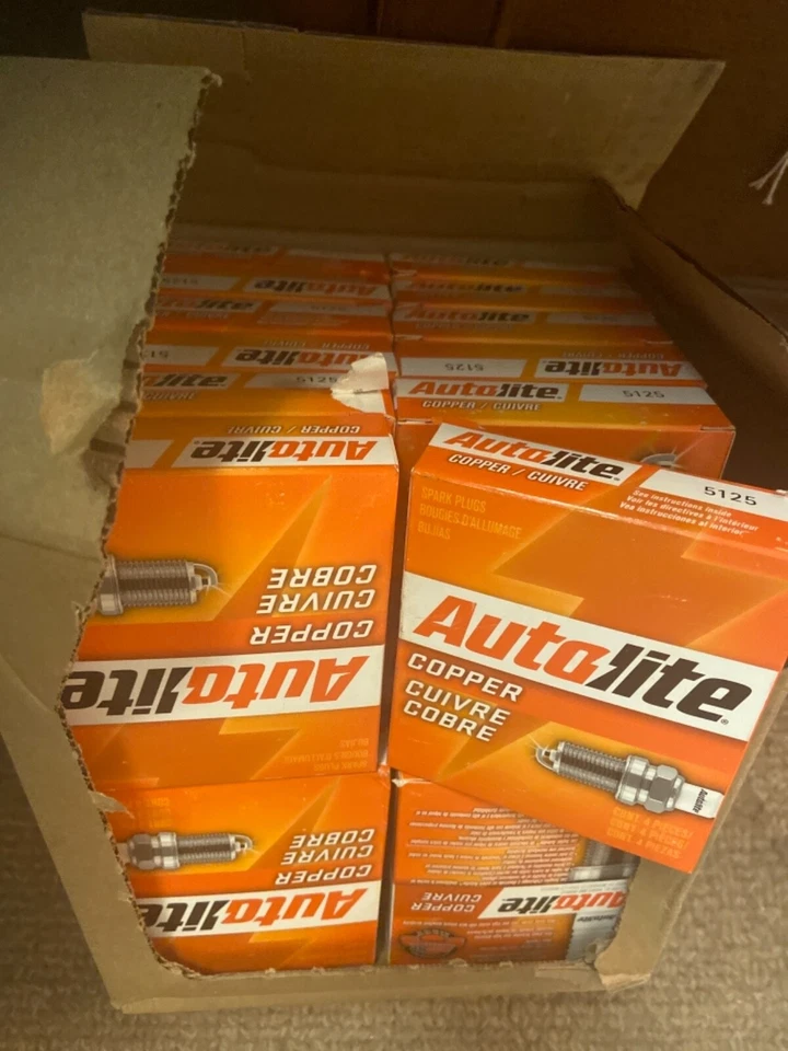 LOTE DE 24 PACOTES DE 4 VELAS DE IGNIÇÃO AUTOLITE 5125 RESISTOR DE COBRE, 96 NO TOTAL - Imagem 1 de 1