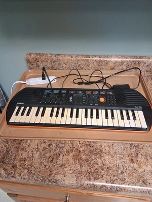 Casio SA-76 44 tasti mini tastiera personale 100 toni 2 altoparlanti 10 banchi canzoni  - Immagine 1 di 4