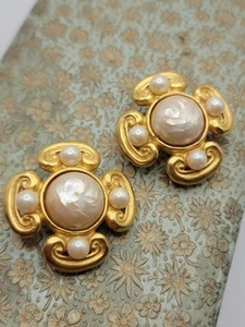 Vintage Signed Karl Lagerfeld 90s Pearl Cabouchon Matt Gold clip on earrings - Bild 1 von 4