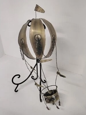 Globo de aire caliente vintage de latón con cadenas de metal y cesta de góndola  Foto 1 de 4