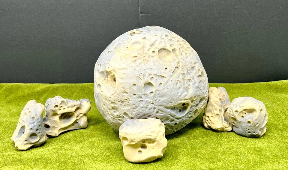 Battlefleet Gothic Epic литой местности лот A - 1 x Луна и 5 x астероиды смолы WH40K - Изображение 1 из 4