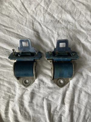 1970 PLYMOUTH CUDA 道奇挑战者座椅皮带回流器蓝色原始设备制造商零件 # 2999587 — 第 1/4 张图片