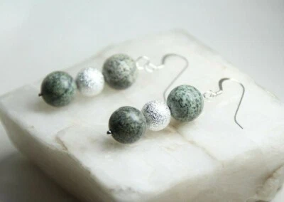 Pendientes de plata de ley .925 con bola de piedras preciosas grises y bolas de latón de 10 mm de jaspe cebra Foto 1 de 4