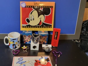 Disney Lot - Neue Artikel. Becher, Schlüsselringe, Auto spät, Stifte, Ornamente usw., - Bild 1 von 10