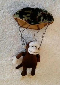 Affe mit Camo Fallschirm Plüsch von Claire's Vertrieb - Bild 1 von 8