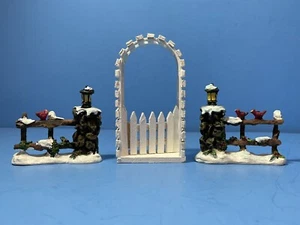 Vallas de luz y puerta de madera vintage de pueblo de Navidad - Imagen 1 de 5