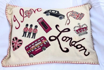Almohada de lana bordada Jan Constantine I Love London City con inserto de plumón 22x16 Foto 1 de 4