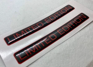 LIMITED EDITION 3D gewölbte Aufkleber (106x14mm) - schwarz/rot Abzeichen Set - Bild 1 von 3