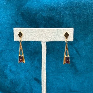 Orecchini pendenti vintage Avon tono oro viola strass traforati 1 1/2" - Foto 1 di 6
