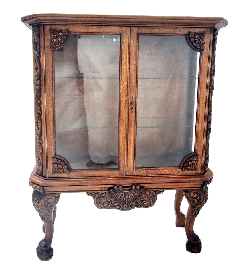 Antiguo gabinete de exhibición de roble con patas de garra y talla ornamentada Foto 1 de 4