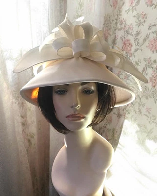 Sombrero de ala ancha blanco nevado de invierno vintage para damas plumas  Foto 1 de 3