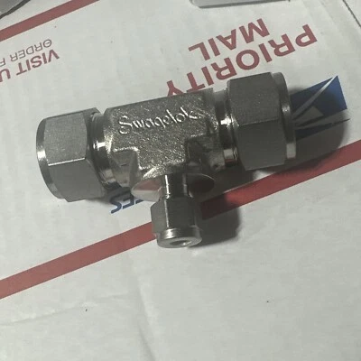 New Swagelok SS-1210-3-12-4   3/4" x 3/4" x 1/4" Stainless Compression Tee - Image 1 of 2