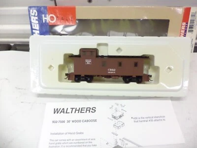Walthers Ho 932-7503, 30' Wood Caboose, Burlington Route 14268 - Image 1 of 3