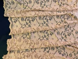 Tela de encaje floral de tul festoneado beige festoneado de oro elástico de cuatro vías de 48,5" de ancho - Imagen 1 de 4