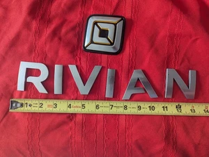 Rivian Emblem Set chrome plastic OEM rs1 rt1 ev truck suv badge art letters - Bild 1 von 1