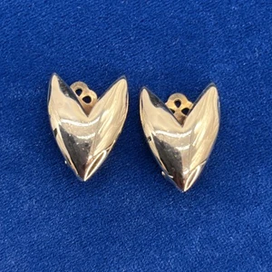 "Pendientes de clip firmados Tara vintage tono dorado en forma de V de 1""" - Imagen 1 de 5