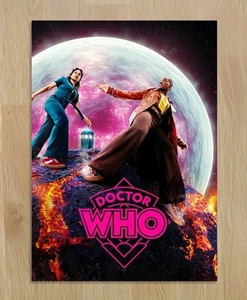 Doctor Who New Season 2 Fifteenth 15th Doctor Get Her Home Promotional Poster A3 - Foto 1 di 1
