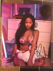 Rihanna Signed 8 X 10 Photo With 2  COA