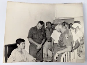 Foto Yitzhak Rabin ISRAEL FDI Jefe de Estado Mayor visitando herido 6 DÍAS GUERRA 1967 - Imagen 1 de 3