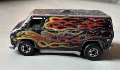 Винтажный - 1974 - Hot Wheels - литой - 1:64 - черный и пламенный фургон - Mattel - Изображение 1 из 4
