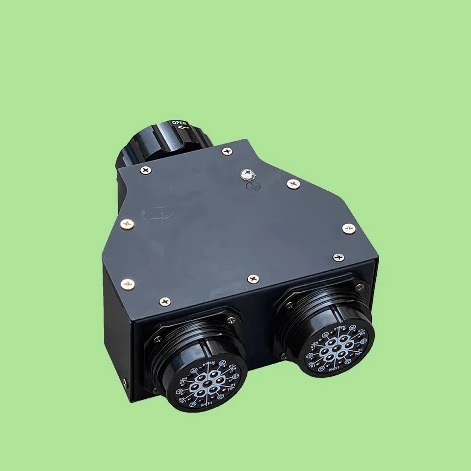 Socapex 19 Pin 1 in 2 Out Splitter Box Male 19 Pin Input 2 X 19pin Female Output - Image 1 of 4