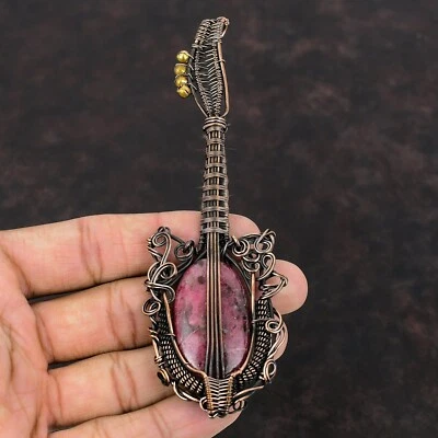 Colgante de guitarra envuelto en alambre de rodonita hecho a mano cobre ropa diaria 5,31" Foto 1 de 4