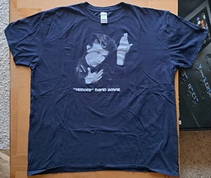 David Bowie Heroes NUEVA Camisa Azul Pizarra Talla XXL 1977 Arte de Portada Rock Clásico - Imagen 1 de 3