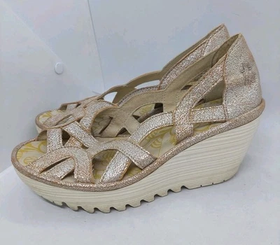 Sandalias de cuña Fly London Yadi para mujer talla 36 5,5-6 beige plataforma de cuero metálico Foto 1 de 4