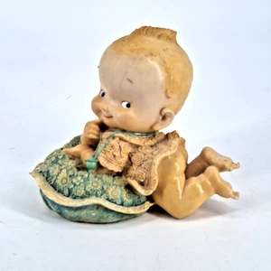 Vintage Kewpie Stil Figur Puppe liegend auf einem blauen Kissen mit Schnuller - Bild 1 von 9