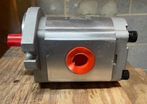 Hydraulic Gear Pump 3-11 GPM 5/8" Keyed shaft SAE-A CW Rotation - Picture 1 of 5