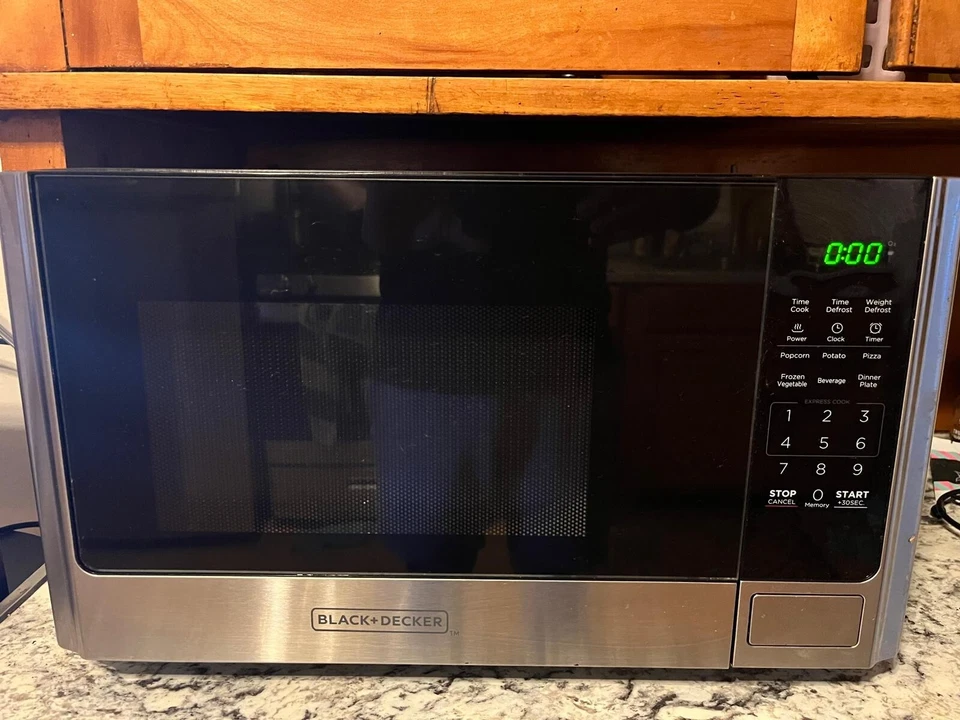 Horno microondas BLACK+DECKER EM031MB11 1,1 pies cúbicos - Acero inoxidable Foto 1 de 1