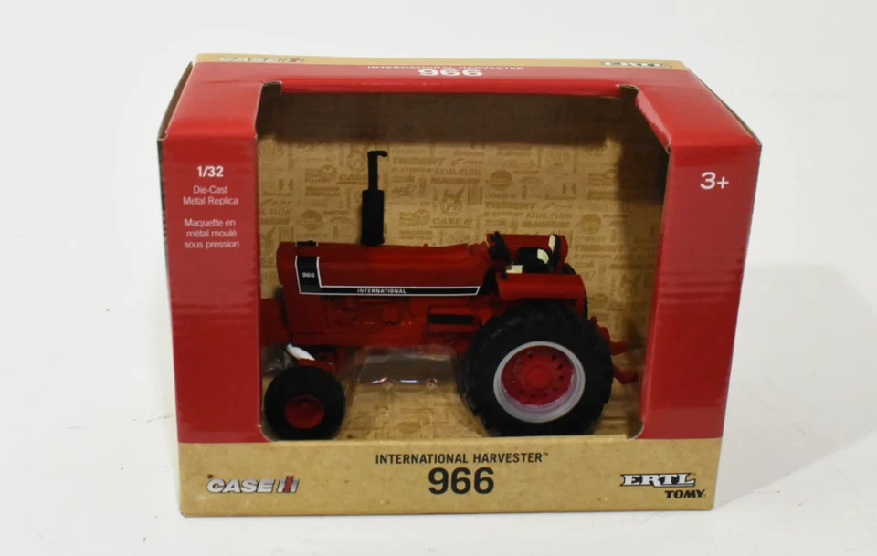 ERTL IH International 966 open station tractor with fenders 1/32 44365