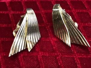 Gold Tone Napier Pierced Earrings Vintage Clip Back - Picture 1 of 9