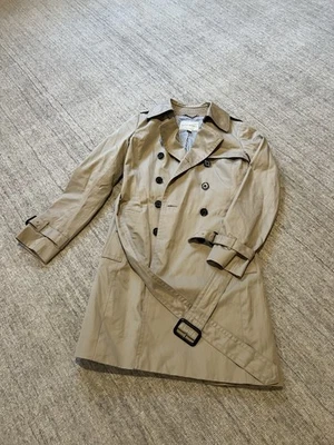 Cortavientos Banana Republic beige de doble botonadura para mujer Foto 1 de 3