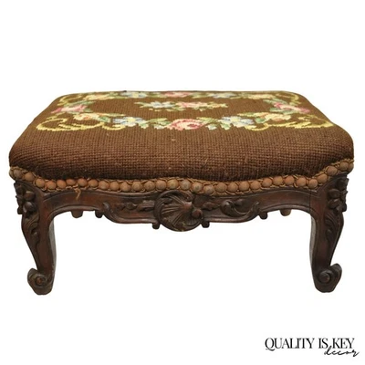 Reposapiés pequeño otomano French Country Luis XV tallado en nogal punta de aguja Foto 1 de 4